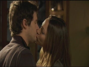 Nico besa a Adriana