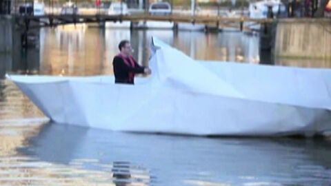 Barco de papel gigante