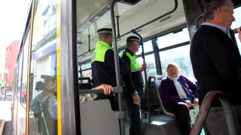Patrullas a pie o en autob&uacute;s por falta de recursos