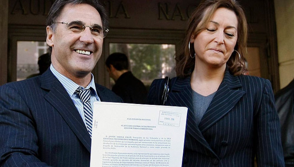 El presidente de la Liga Española pro Derechos Humanos, Francisco José Alonso Rodríguez, y la abogada, Rosa María Stampa