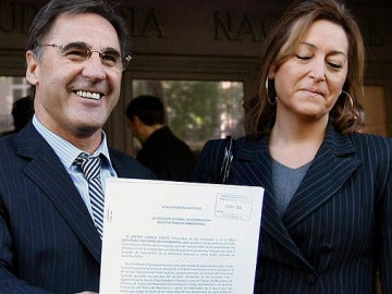 El presidente de la Liga Española pro Derechos Humanos, Francisco José Alonso Rodríguez, y la abogada, Rosa María Stampa