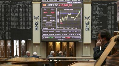 El Ibex regresa a las pérdidas y cae por debajo de los 10.000 puntos