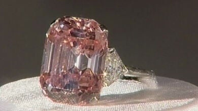Subastan el diamante más caro del mundo por 32 millones de euros