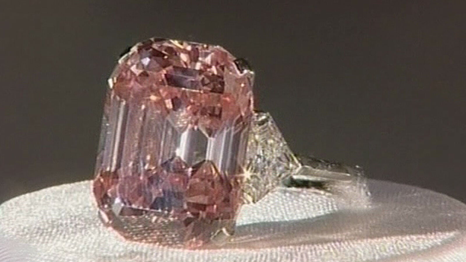 Subastan el diamante más caro del mundo por 32 millones de euros