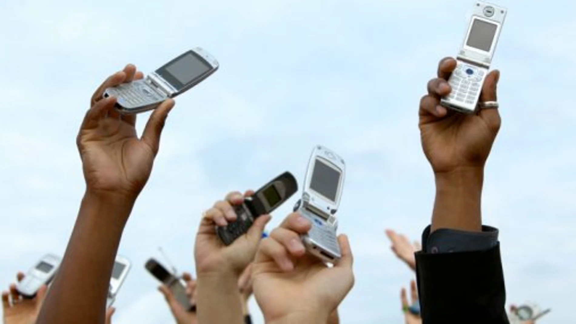 Los móviles eclipsan cada vez más a la telefonía fija. Los móviles eclipsan cada vez más a la telefonía fija.