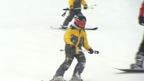 Ni&ntilde;o esquiando en La Masella