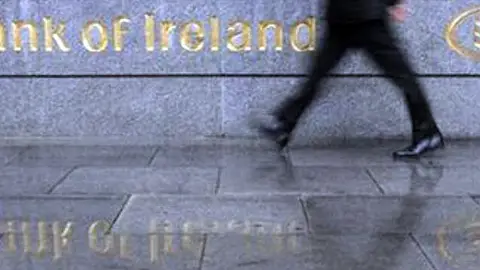 Un hombre pasa frente a la fachada del Banco de Irlanda Un hombre pasa frente a la fachada del Banco de Irlanda