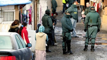 Agentes en el núcleo chabolista de 'El Gallinero' 