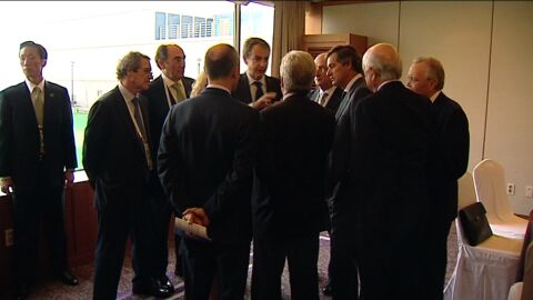 Zapatero con varios empresarios