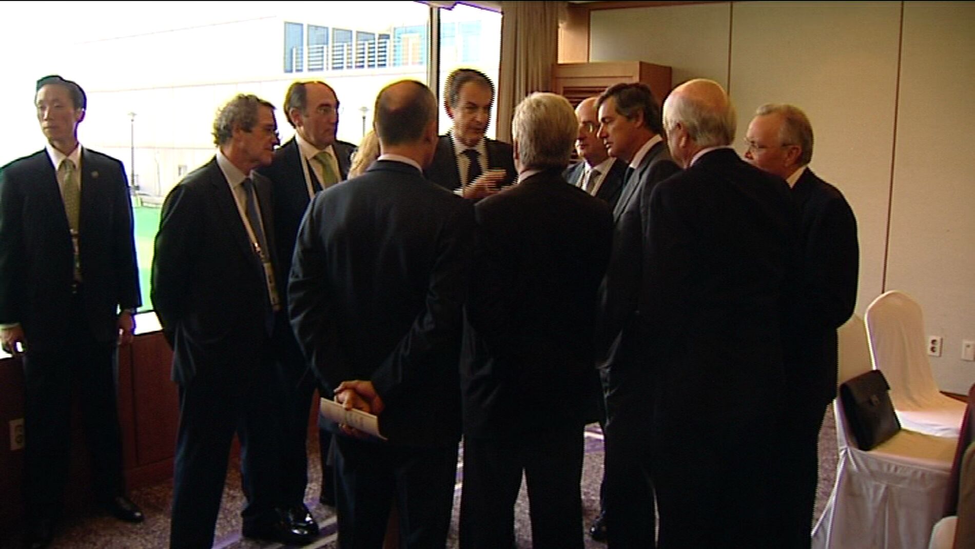 Zapatero con varios empresarios