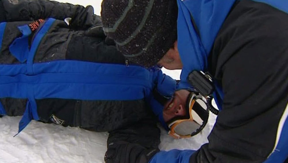 Esquiador lesionado en la nieve