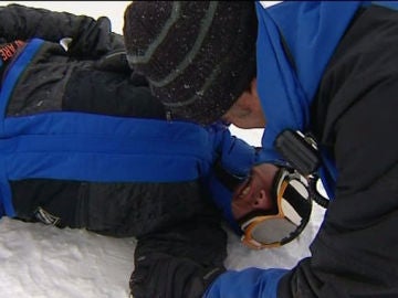 Esquiador lesionado en la nieve