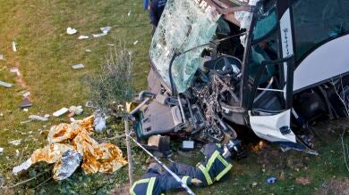 Diez heridos graves tras volcar un autobús en Zaragoza