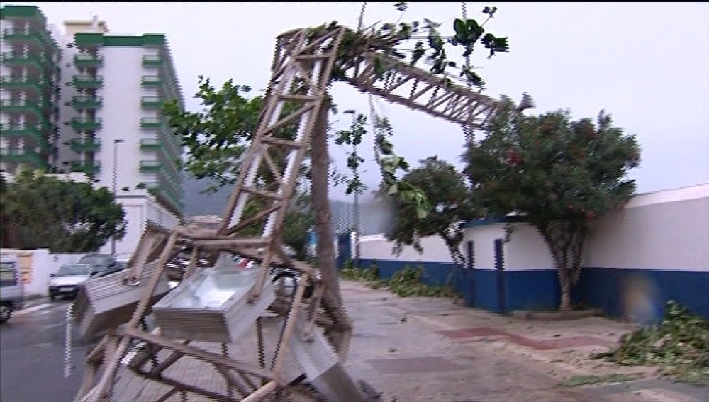 Niños sin clase, aeropuertos cerrados y barcos amarrados en Canarias