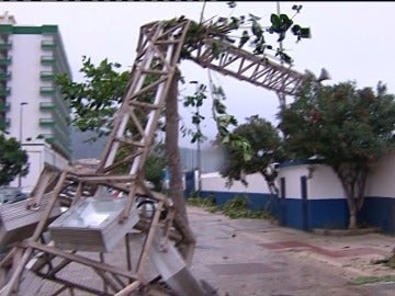 Niños sin clase, aeropuertos cerrados y barcos amarrados en Canarias