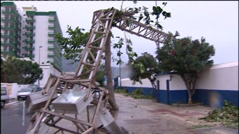 Ni&ntilde;os sin clase, aeropuertos cerrados y barcos amarrados en Canarias