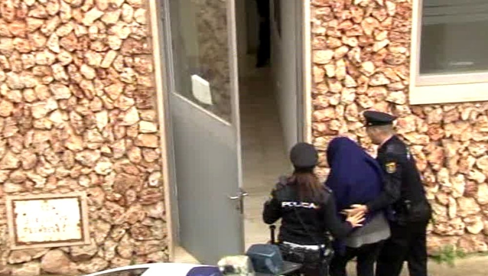 La policía se lleva a la madre detenida