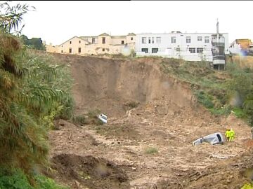 Un corrimiento de tierra arrastra ocho vehículos desde una altura de cien metros Un corrimiento de tierra arrastra ocho vehículos desde una altura de cien metros