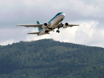 Un avión despegando