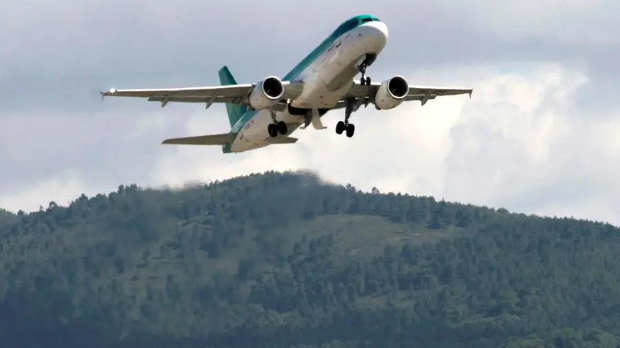 Un avión despegando Un avión despegando