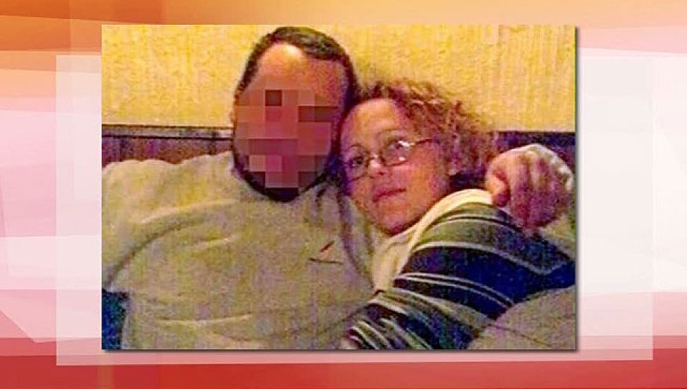 La parricida con su pareja