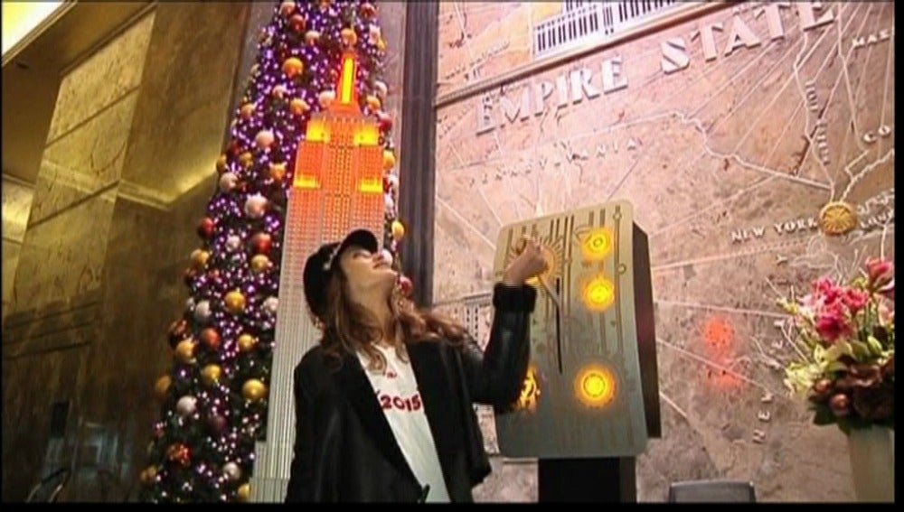 Penélope Cruz enciende las luces navideñas del Empire State 