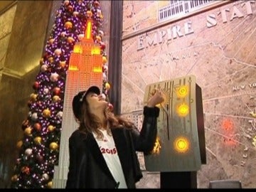 Penélope Cruz enciende las luces navideñas del Empire State 