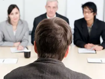 Un hombre enfrentándose a una entrevista de trabajo Un hombre enfrentándose a una entrevista de trabajo