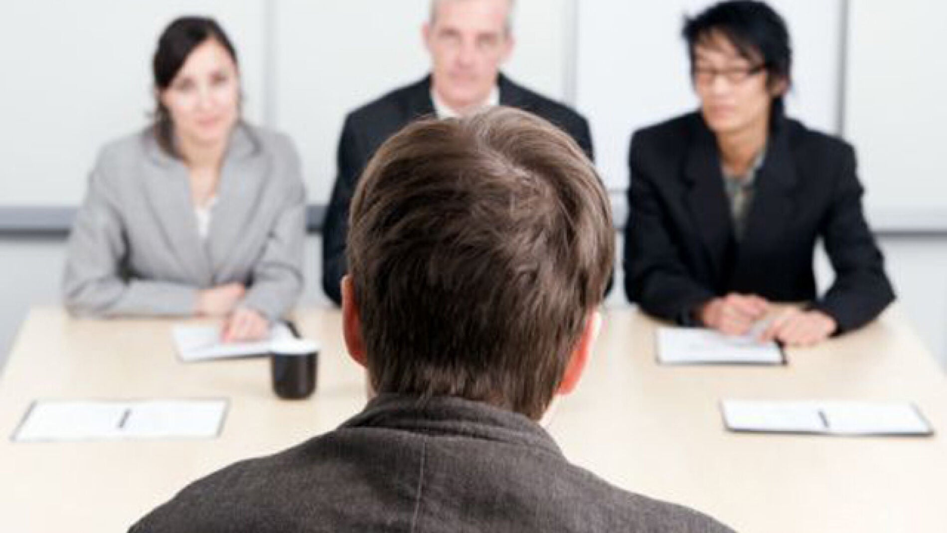 Un hombre enfrent&aacute;ndose a una entrevista de trabajo