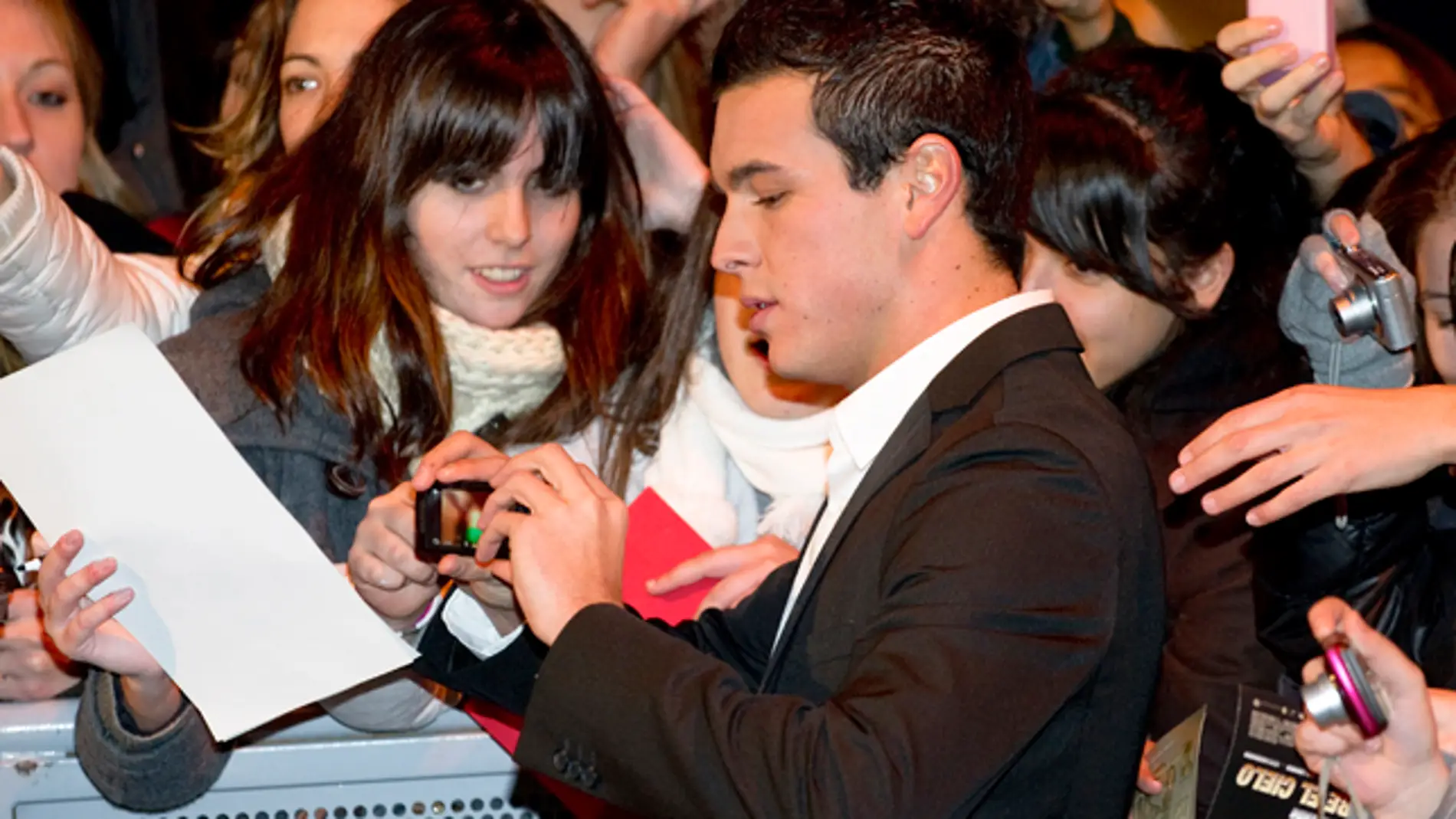 Mario Casas con sus fans en Gran Vía