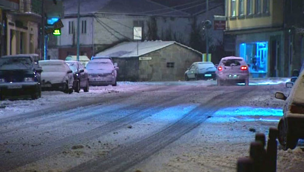 Noche de nieve en una localidad de Galicia