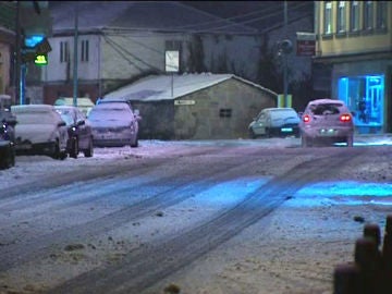 Noche de nieve en una localidad de Galicia