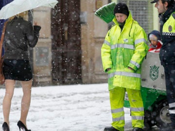 Una mujer pasea por Pamplona tras la nevada