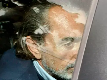 Francisco Correa sale en un coche policial Francisco Correa sale en un coche policial