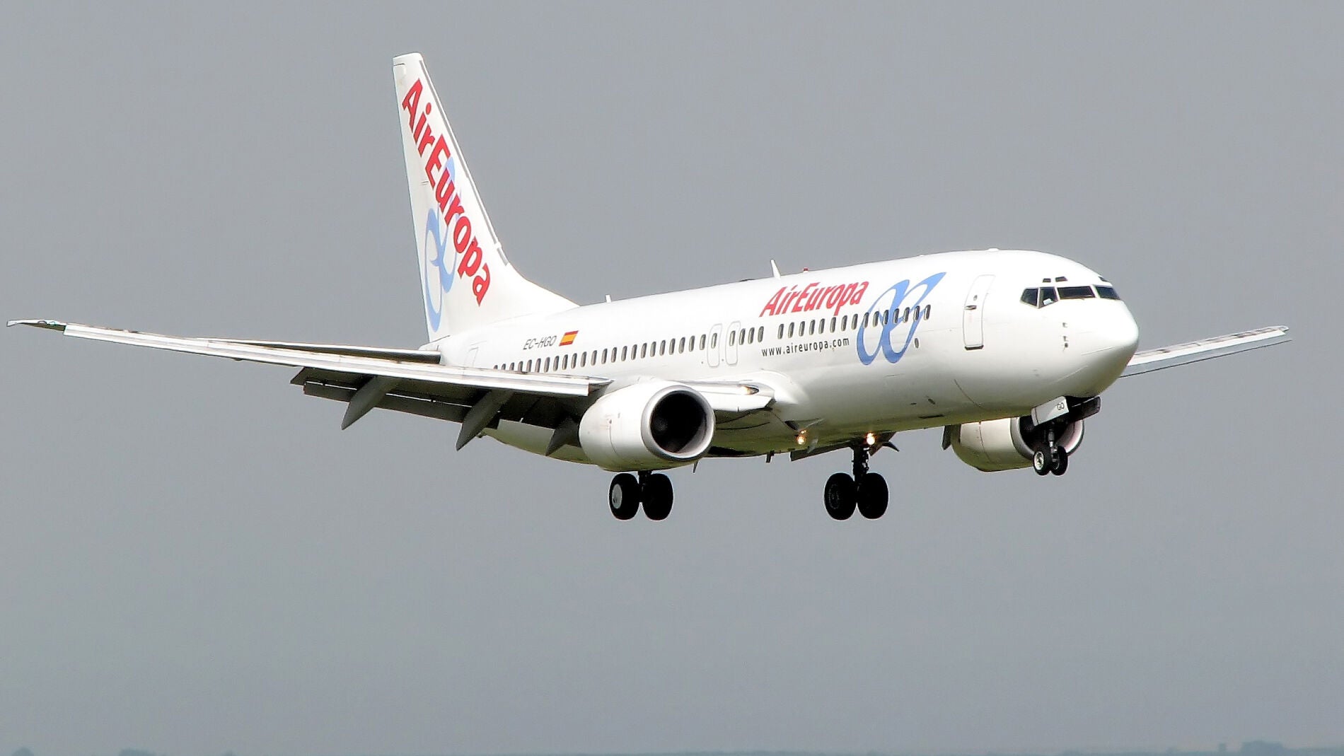 Un avi&oacute;n de Air Europa aterriza