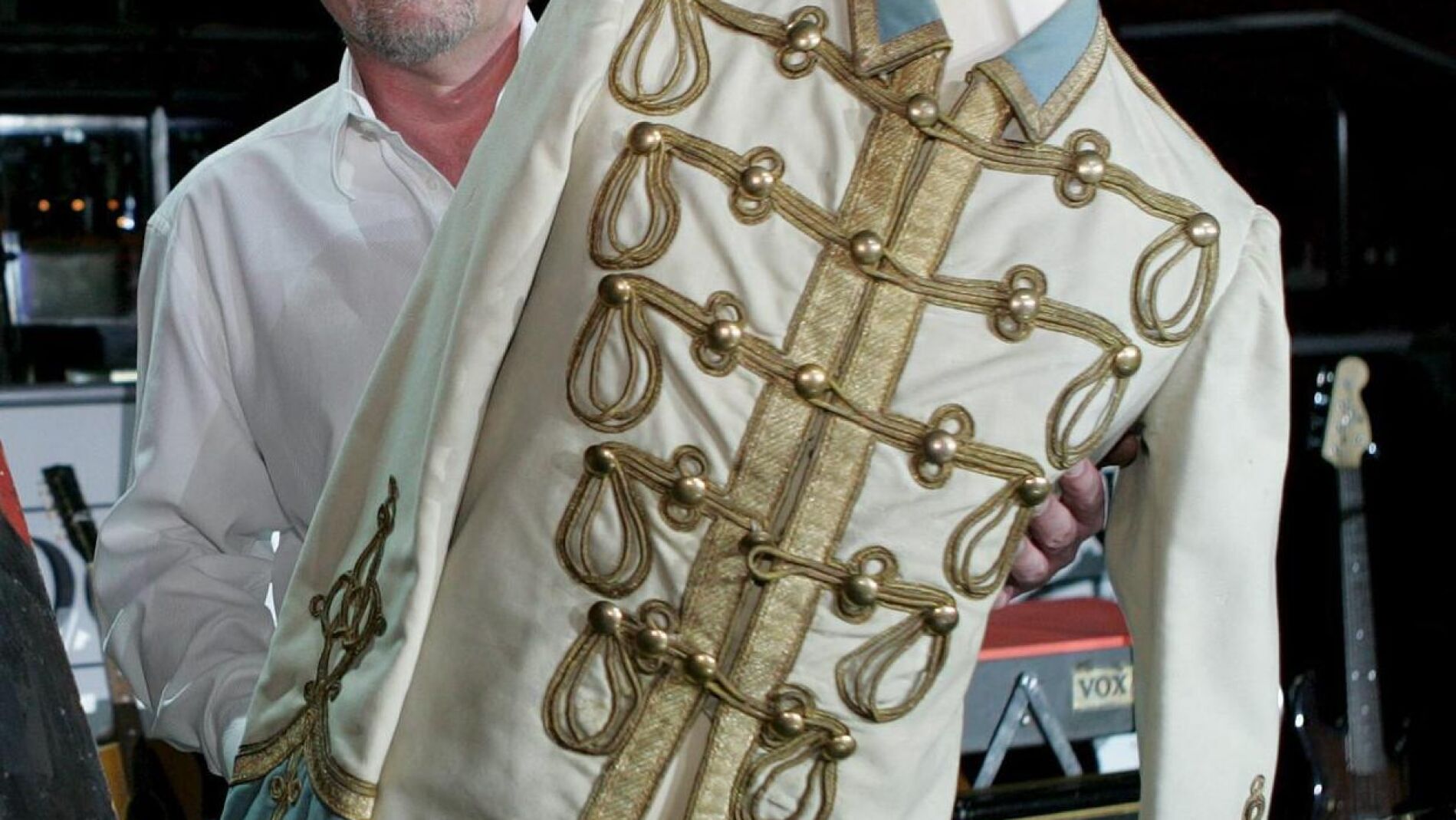 Subastan una casaca militar de John Lennon