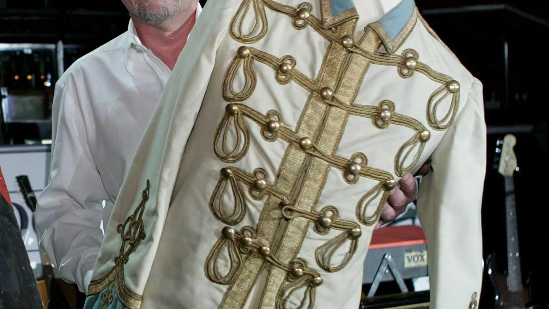 Subastan una casaca militar de John Lennon Subastan una casaca militar de John Lennon