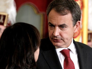Zapatero habla con María Emilia Casas Zapatero habla con María Emilia Casas