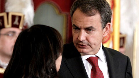 Zapatero habla con Mar&iacute;a Emilia Casas