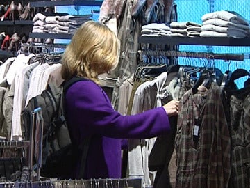 Una mujer comprando