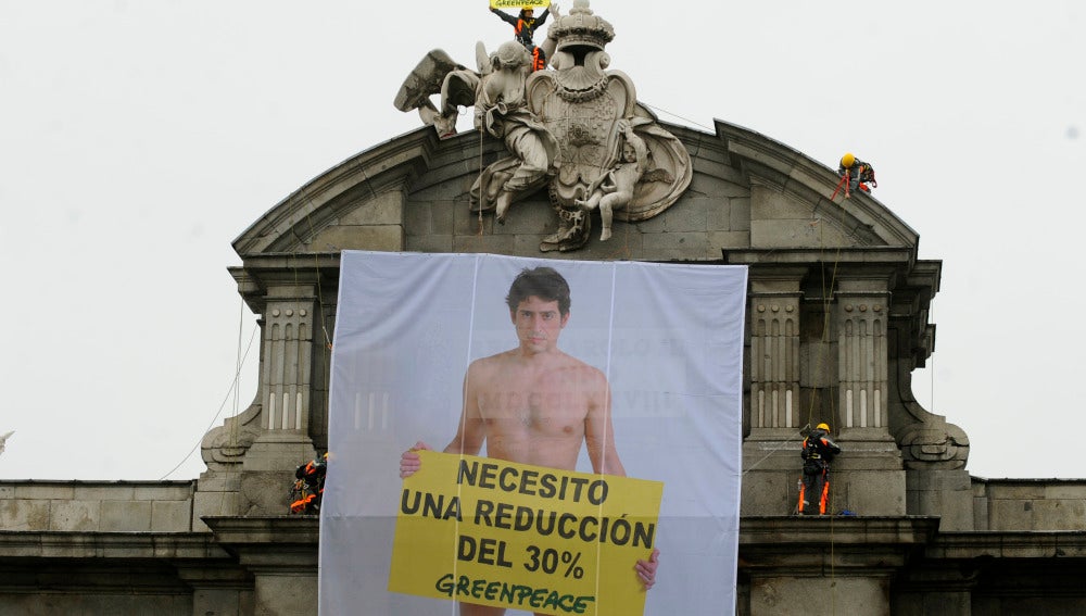 Pancarta desplegada por Greenpeace en la Puerta de Alcalá 