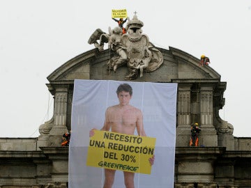 Pancarta desplegada por Greenpeace en la Puerta de Alcalá 