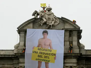 Pancarta desplegada por Greenpeace en la Puerta de Alcalá Pancarta desplegada por Greenpeace en la Puerta de Alcalá