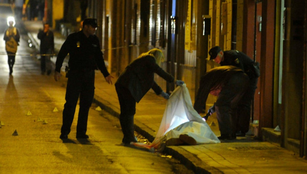 La policía inspecciona el cadáver
