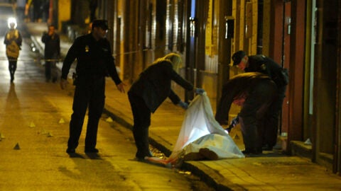 La polic&iacute;a inspecciona el cad&aacute;ver