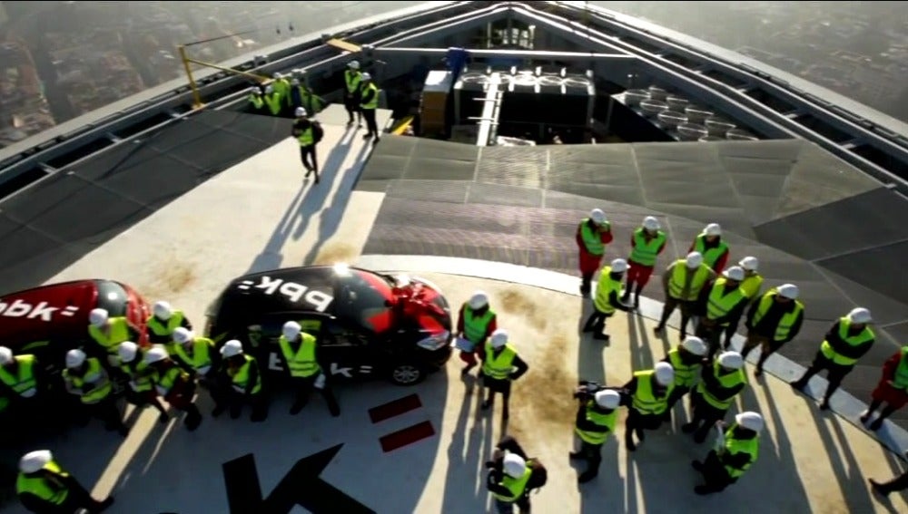 Coches sobre la torre más alta de Bilbao