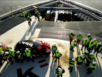 Coches sobre la torre más alta de Bilbao Coches sobre la torre más alta de Bilbao