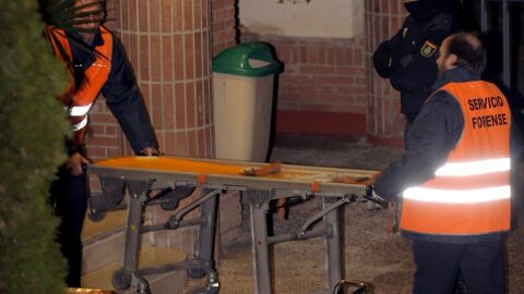 Los servicios forenses se llevan los cad&aacute;veres de los dos ni&ntilde;os
