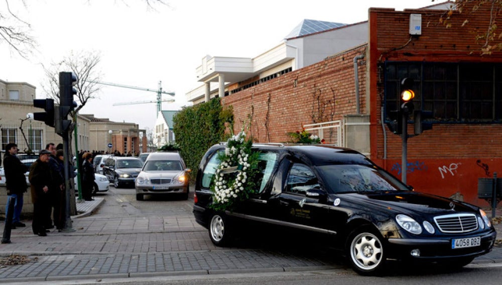 Coche fúnebre que contiene los cuerpos de los niños muertos en Valladolid