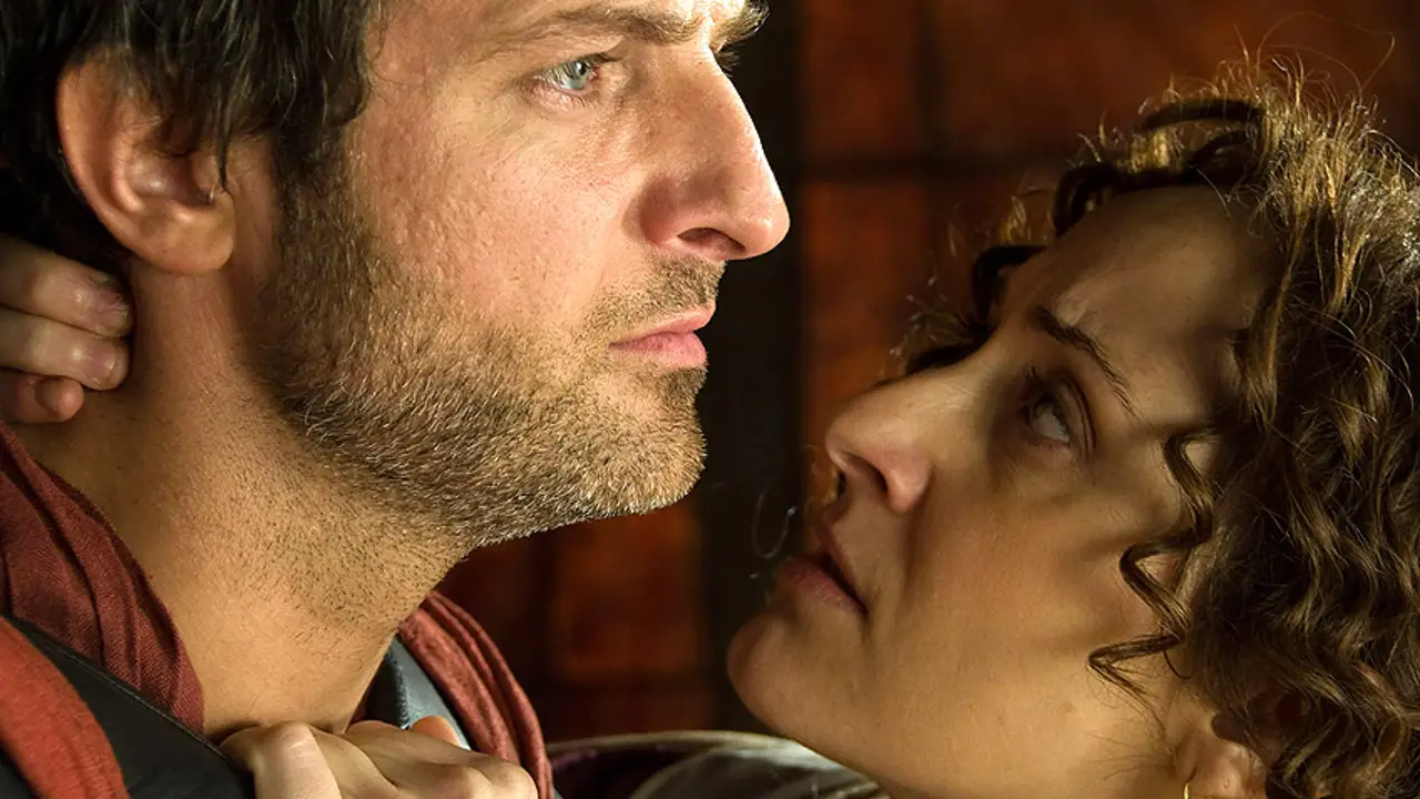 Claudia le insiste a Marco que Galba debe morir